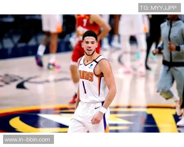 库里赛前训练穿上布克首款签名鞋Book1迎战太阳队展现默契配合